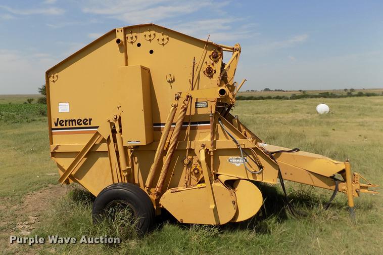 image for item DB9227 Vermeer 605G round baler