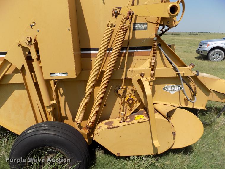 image for item DB9227 Vermeer 605G round baler