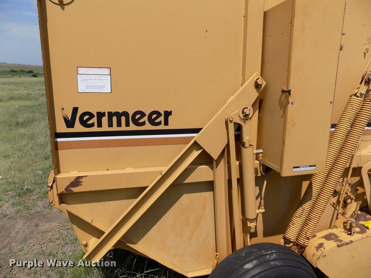 image for item DB9227 Vermeer 605G round baler