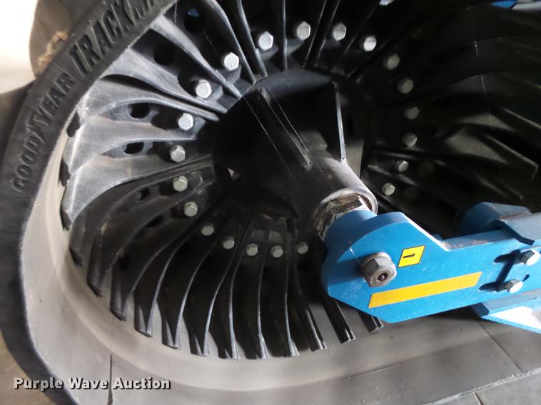 image for item DD1126 2011 Kinze 1050 Harvest Commander grain cart