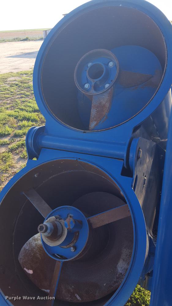 image for item DD1126 2011 Kinze 1050 Harvest Commander grain cart