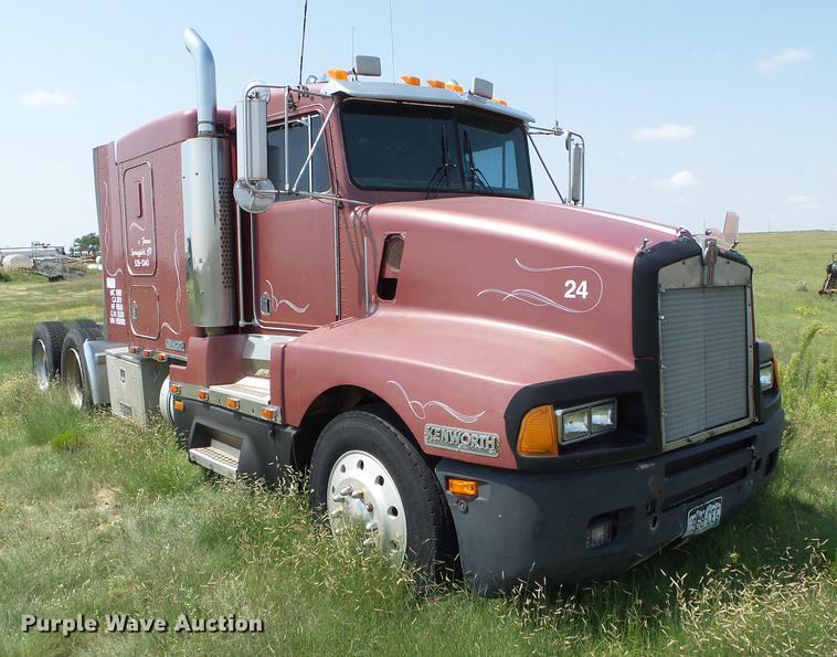 image for item DD5829 1987 Kenworth T600A semi truck