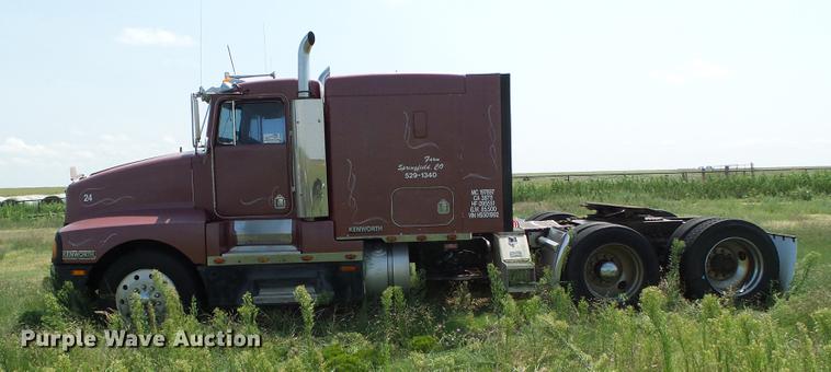 image for item DD5829 1987 Kenworth T600A semi truck