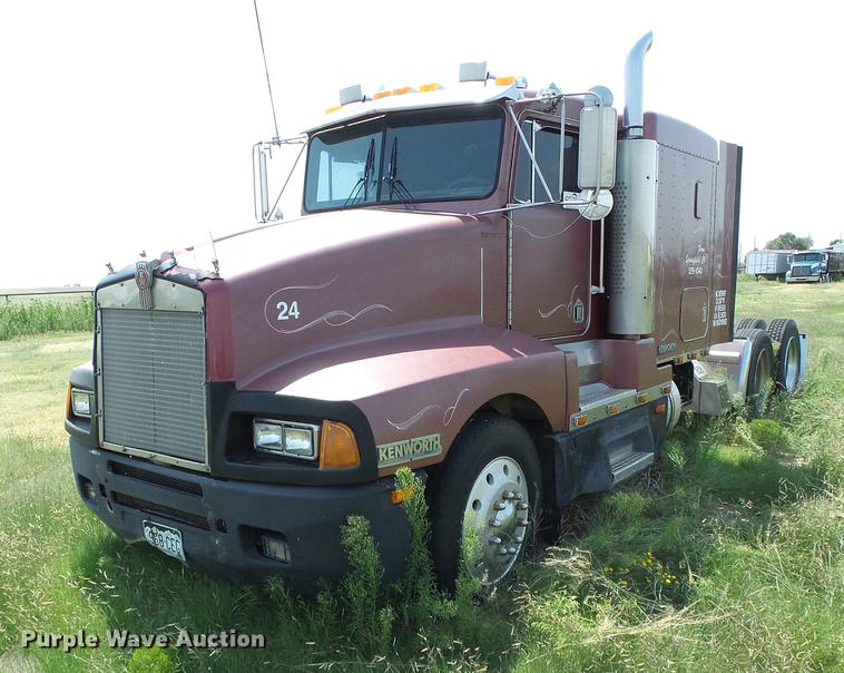 image for item DD5829 1987 Kenworth T600A semi truck