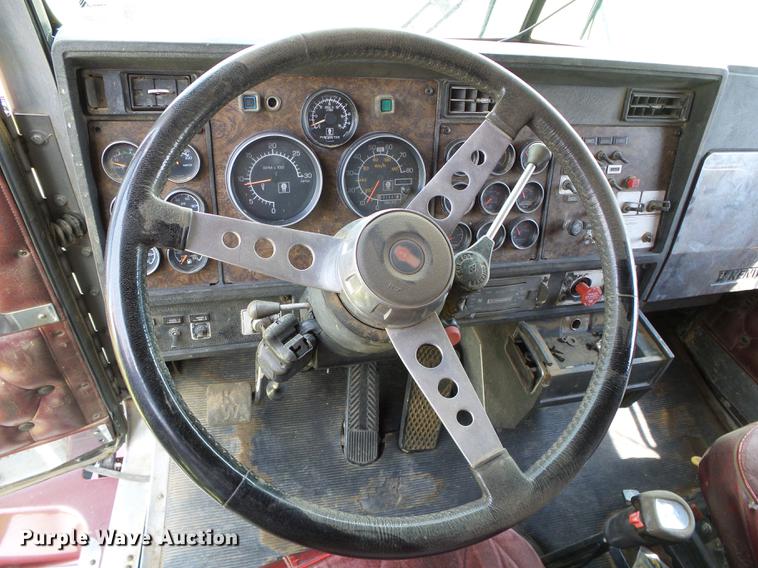 image for item DD5829 1987 Kenworth T600A semi truck