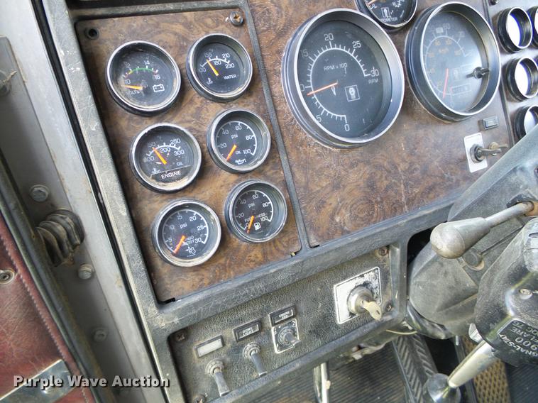 image for item DD5829 1987 Kenworth T600A semi truck