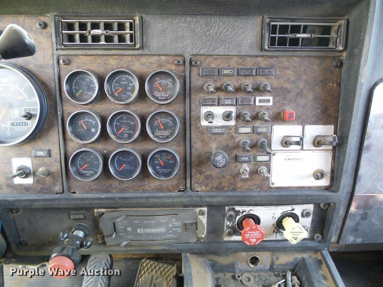 image for item DD5829 1987 Kenworth T600A semi truck