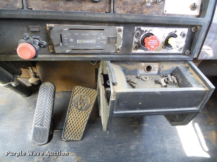 image for item DD5829 1987 Kenworth T600A semi truck