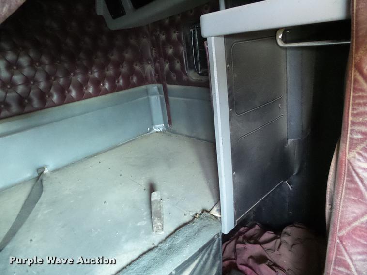 image for item DD5829 1987 Kenworth T600A semi truck