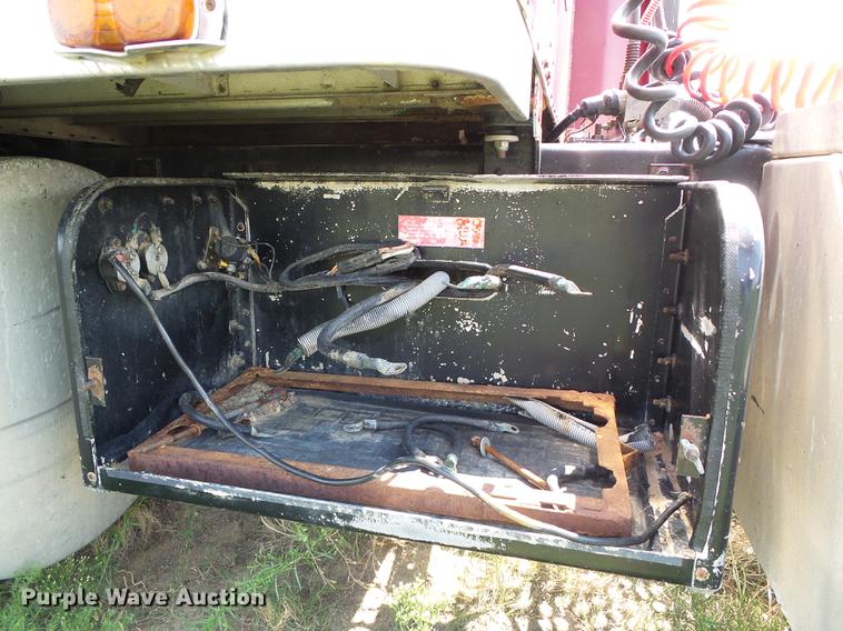 image for item DD5829 1987 Kenworth T600A semi truck