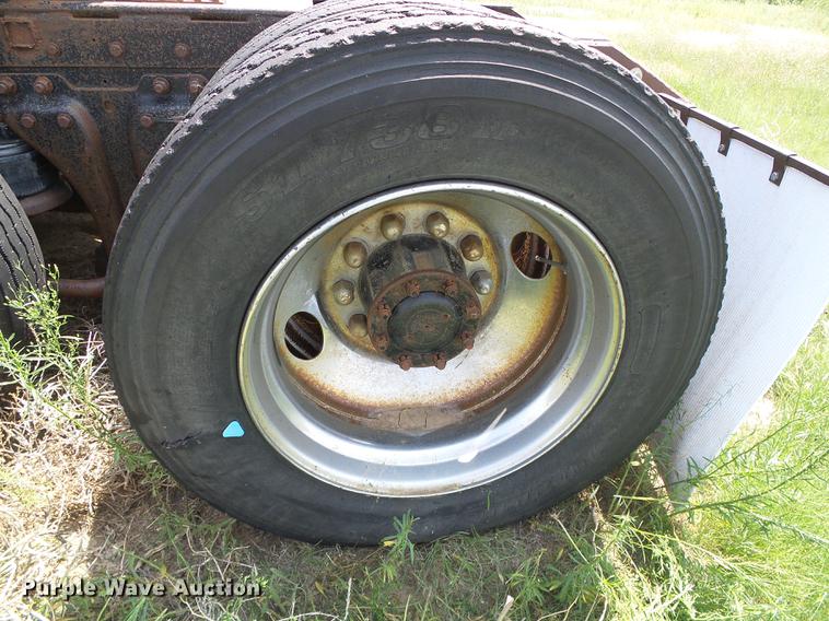 image for item DD5829 1987 Kenworth T600A semi truck