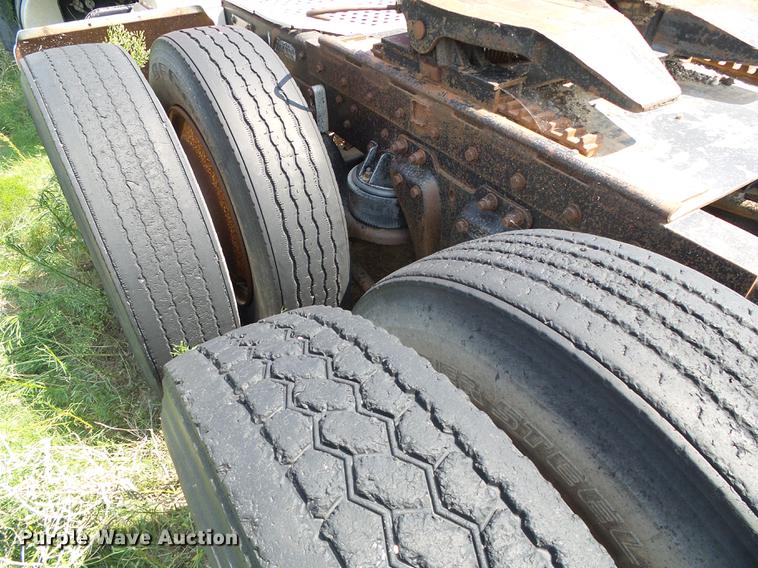 image for item DD5829 1987 Kenworth T600A semi truck