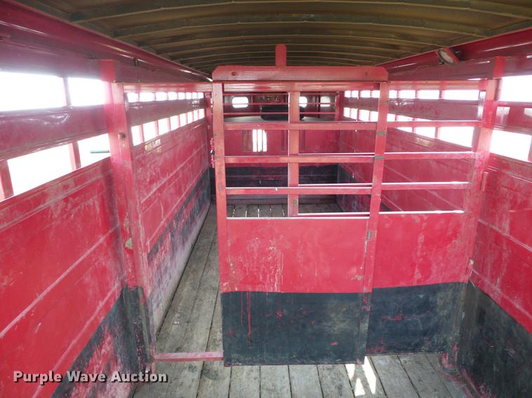 image for item DD5862 1999 Titan Classic livestock trailer