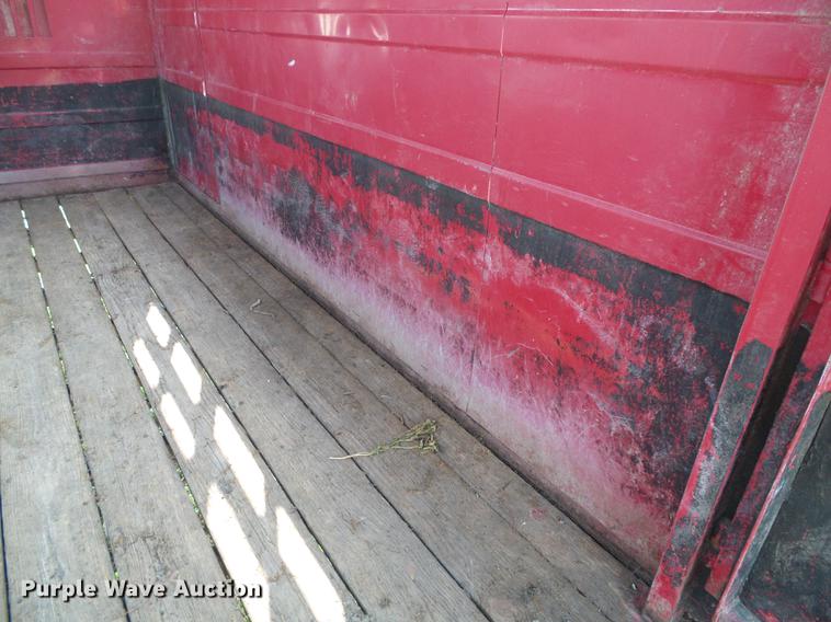 image for item DD5862 1999 Titan Classic livestock trailer