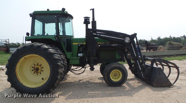 image for item DD5865 1979 John Deere 4440 tractor