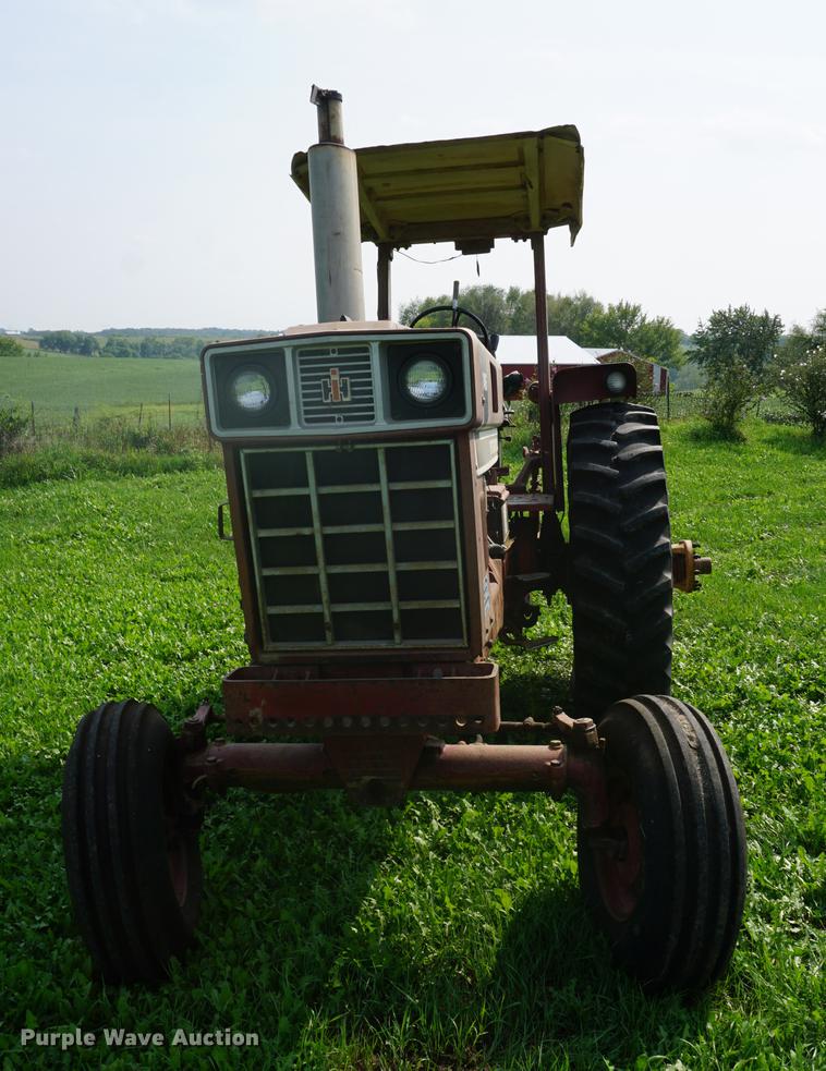 image for item DD6419 1972 International 1466 tractor