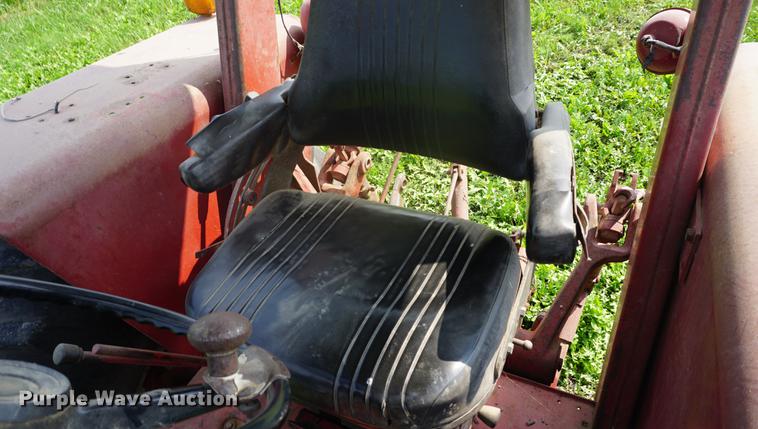 image for item DD6419 1972 International 1466 tractor
