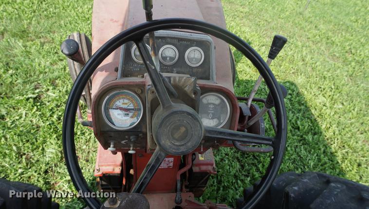 image for item DD6419 1972 International 1466 tractor