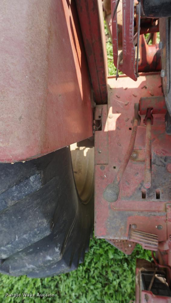 image for item DD6419 1972 International 1466 tractor