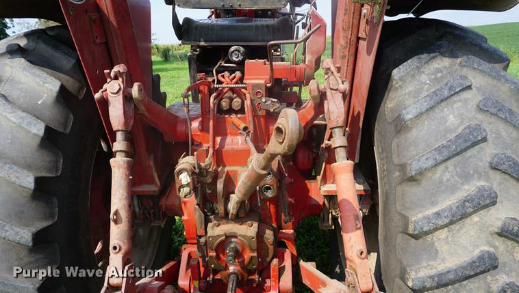 image for item DD6419 1972 International 1466 tractor