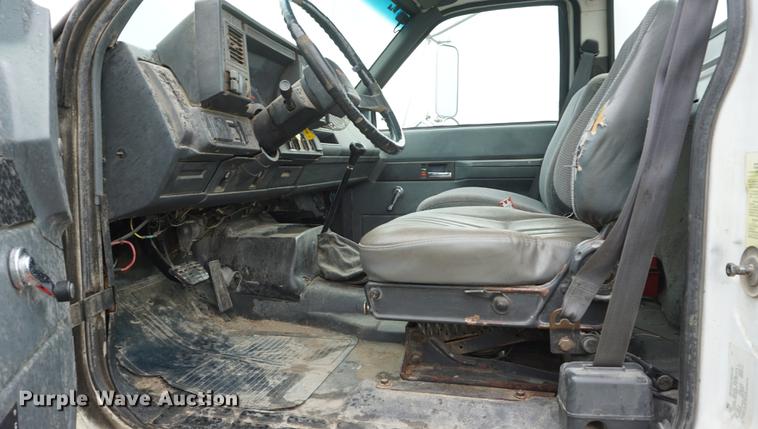 image for item DD7910 1998 GMC C7500 service truck with crane