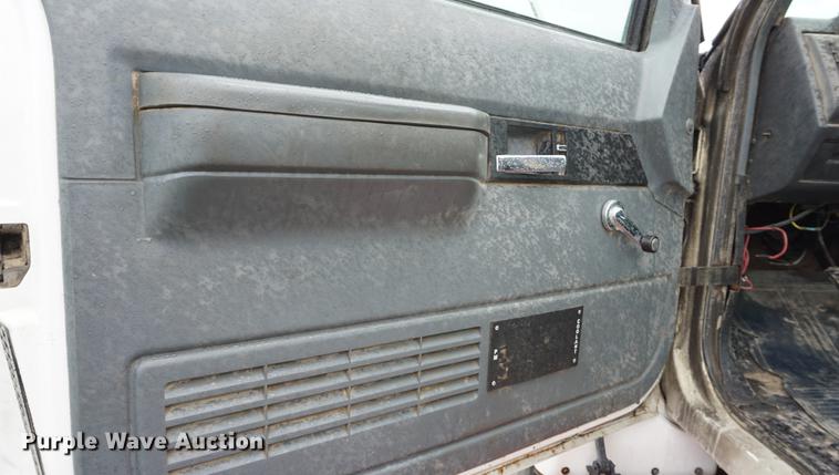 image for item DD7910 1998 GMC C7500 service truck with crane