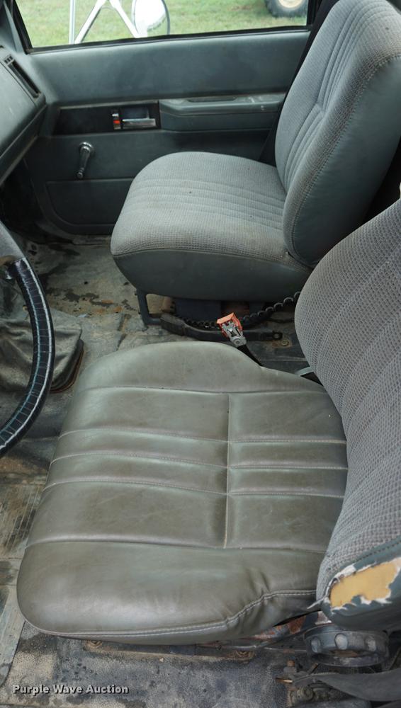 image for item DD7910 1998 GMC C7500 service truck with crane