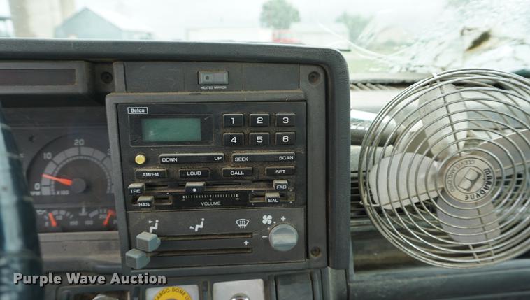 image for item DD7910 1998 GMC C7500 service truck with crane