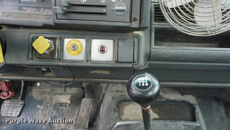 image for item DD7910 1998 GMC C7500 service truck with crane