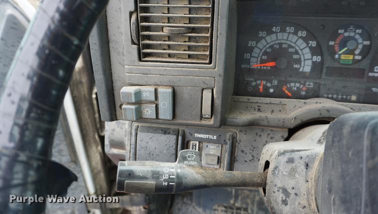 image for item DD7910 1998 GMC C7500 service truck with crane