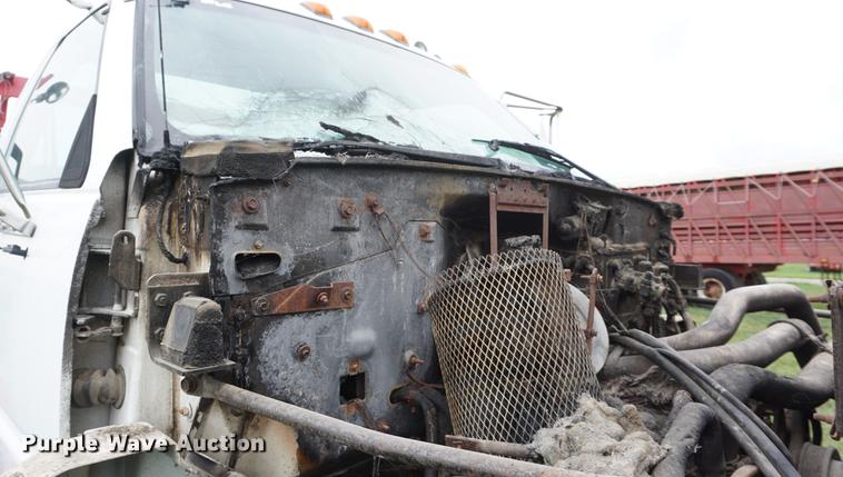 image for item DD7910 1998 GMC C7500 service truck with crane