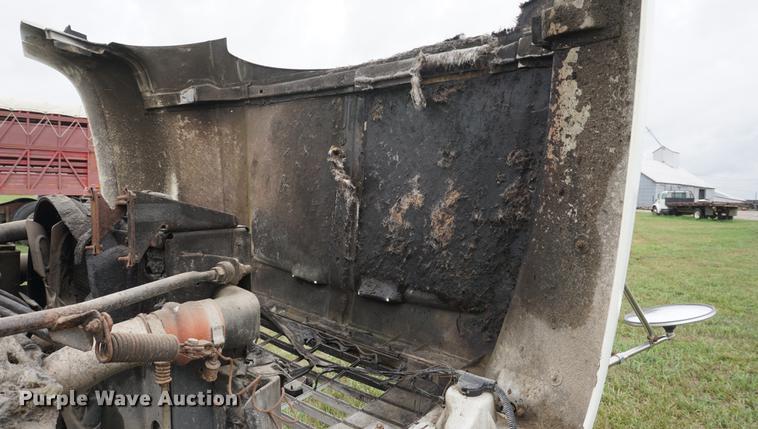 image for item DD7910 1998 GMC C7500 service truck with crane