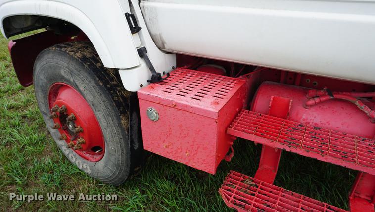 image for item DD7910 1998 GMC C7500 service truck with crane