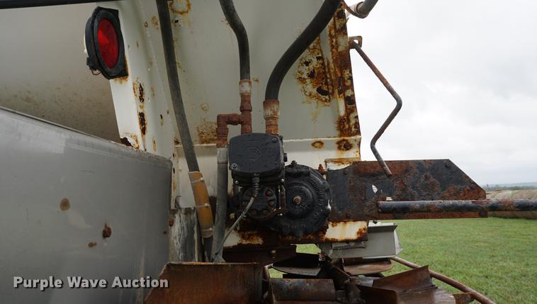 image for item DD7911 1998 Tyler 4330 applicator