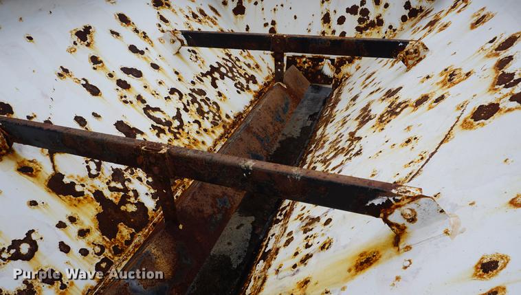 image for item DD7911 1998 Tyler 4330 applicator