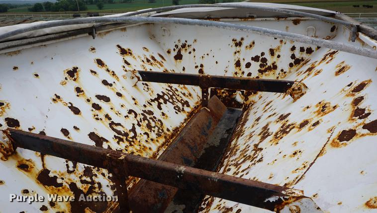 image for item DD7911 1998 Tyler 4330 applicator