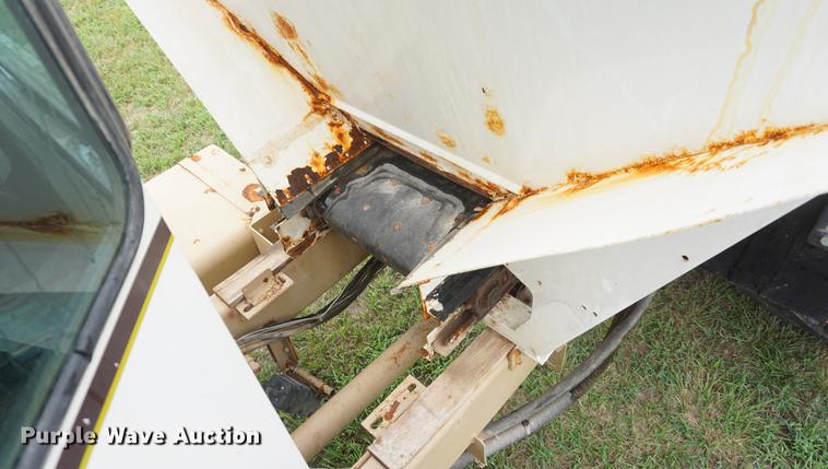 image for item DD7911 1998 Tyler 4330 applicator