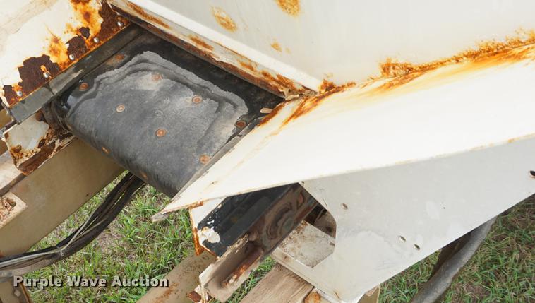 image for item DD7911 1998 Tyler 4330 applicator