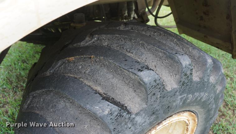 image for item DD7911 1998 Tyler 4330 applicator