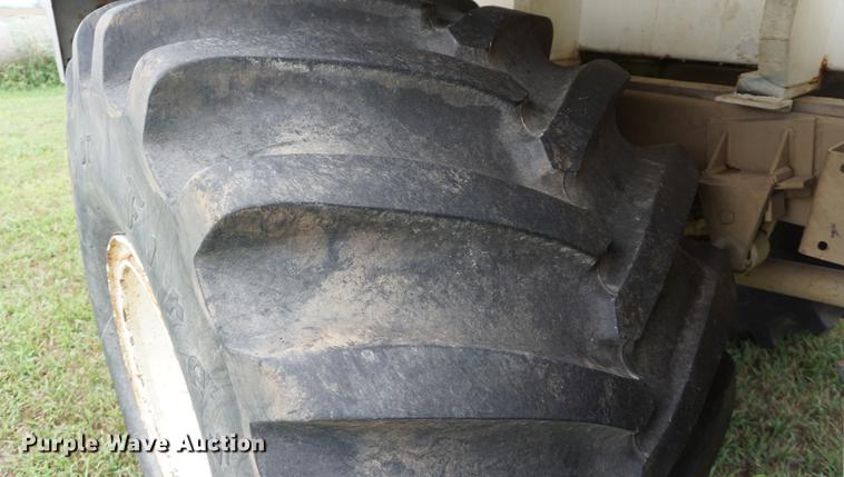 image for item DD7911 1998 Tyler 4330 applicator