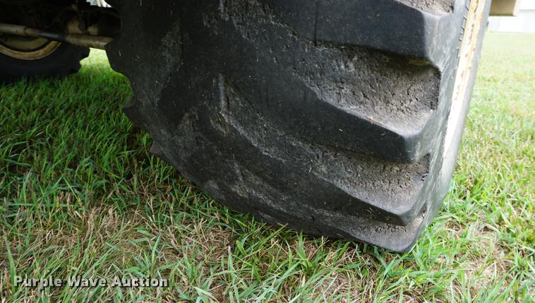 image for item DD7911 1998 Tyler 4330 applicator