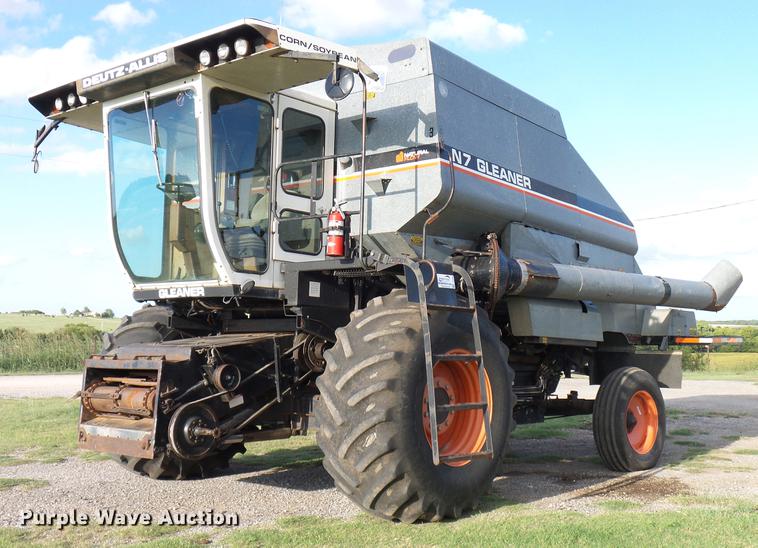 image for item DD8364 Gleaner N7 combine