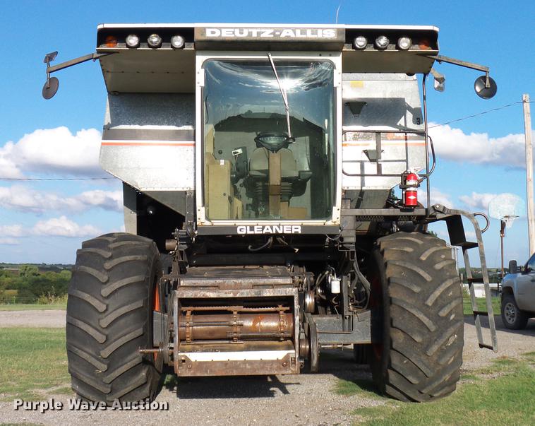 image for item DD8364 Gleaner N7 combine