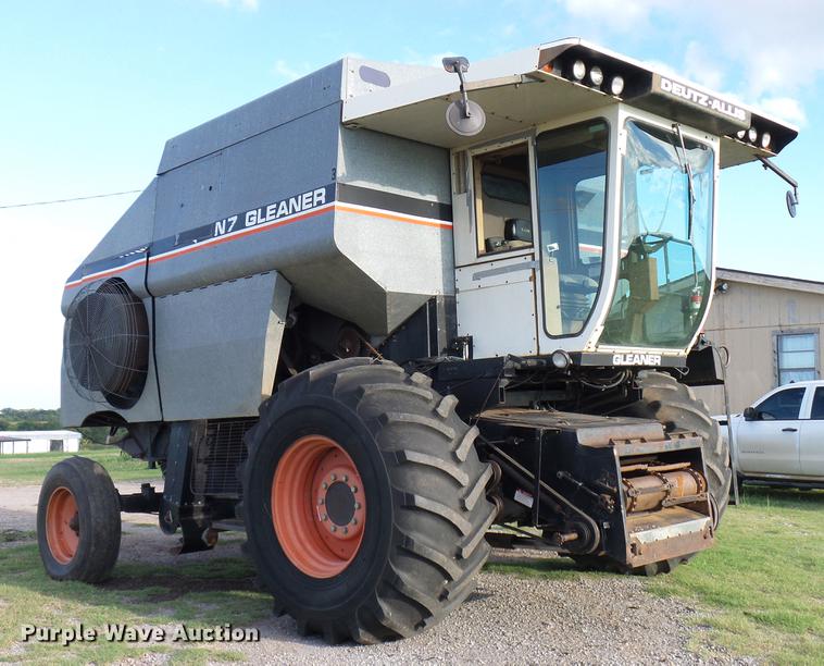 image for item DD8364 Gleaner N7 combine