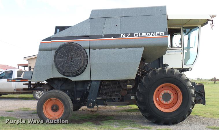image for item DD8364 Gleaner N7 combine