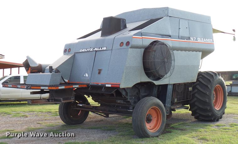 image for item DD8364 Gleaner N7 combine