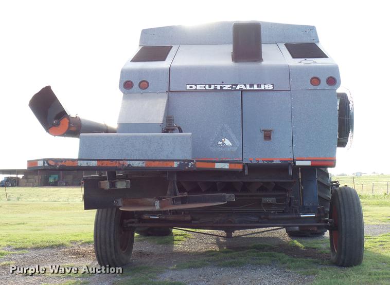 image for item DD8364 Gleaner N7 combine