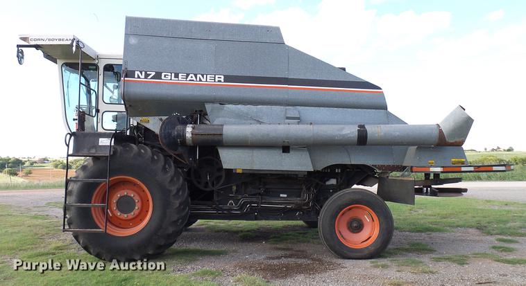 image for item DD8364 Gleaner N7 combine