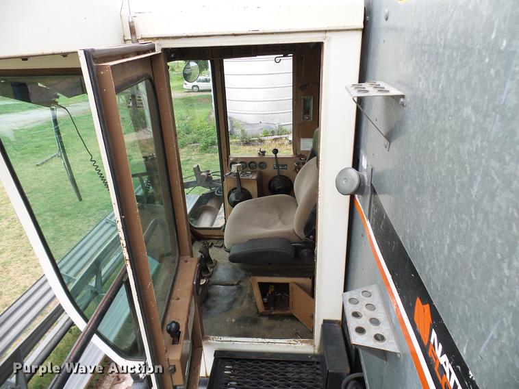 image for item DD8364 Gleaner N7 combine