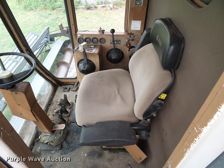 image for item DD8364 Gleaner N7 combine